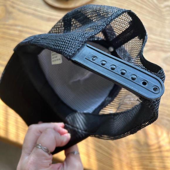 Women’s cross hat - Picture 2 of 2